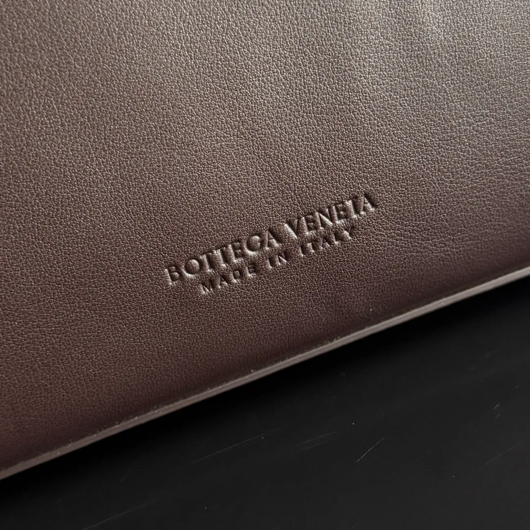 Batch 2360 BottegaVeneta Latest Ciao Ciao Bag Silky cowhide two-way flap handbag with signature twist detail, hidden hook closure, flap can be fastened to the front or attached to the INTRECCIATO woven interior pocket, comes with an adjustable and detachable crossbody strap, interior compartment, and also features a zippered pocket. The surprise flap has various shapes. Style 1 - Cover the bag surface and expose the knot decoration. Style 2 - Place the flap inside the bag. A buckle is also designed. Style 3 - The U-shaped position of the top handle in the hand bag. Style No.: 817231 Size: 34*26*15cm
